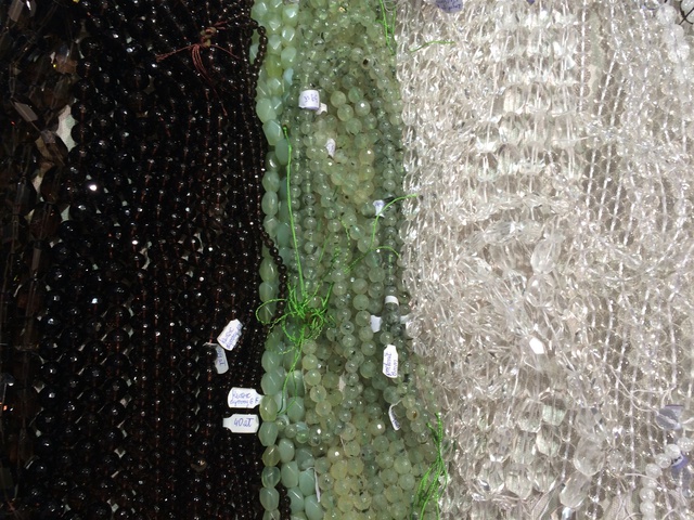 Đá thạch anh khói (bên phải) bán theo chuỗi 30-40 cm với giá 40 PLN (240 ngàn VNĐ)