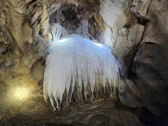 Khám phá hang động mới được phát hiện có thạch nhũ siêu đẹp ở Thanh Hóa ảnh 6