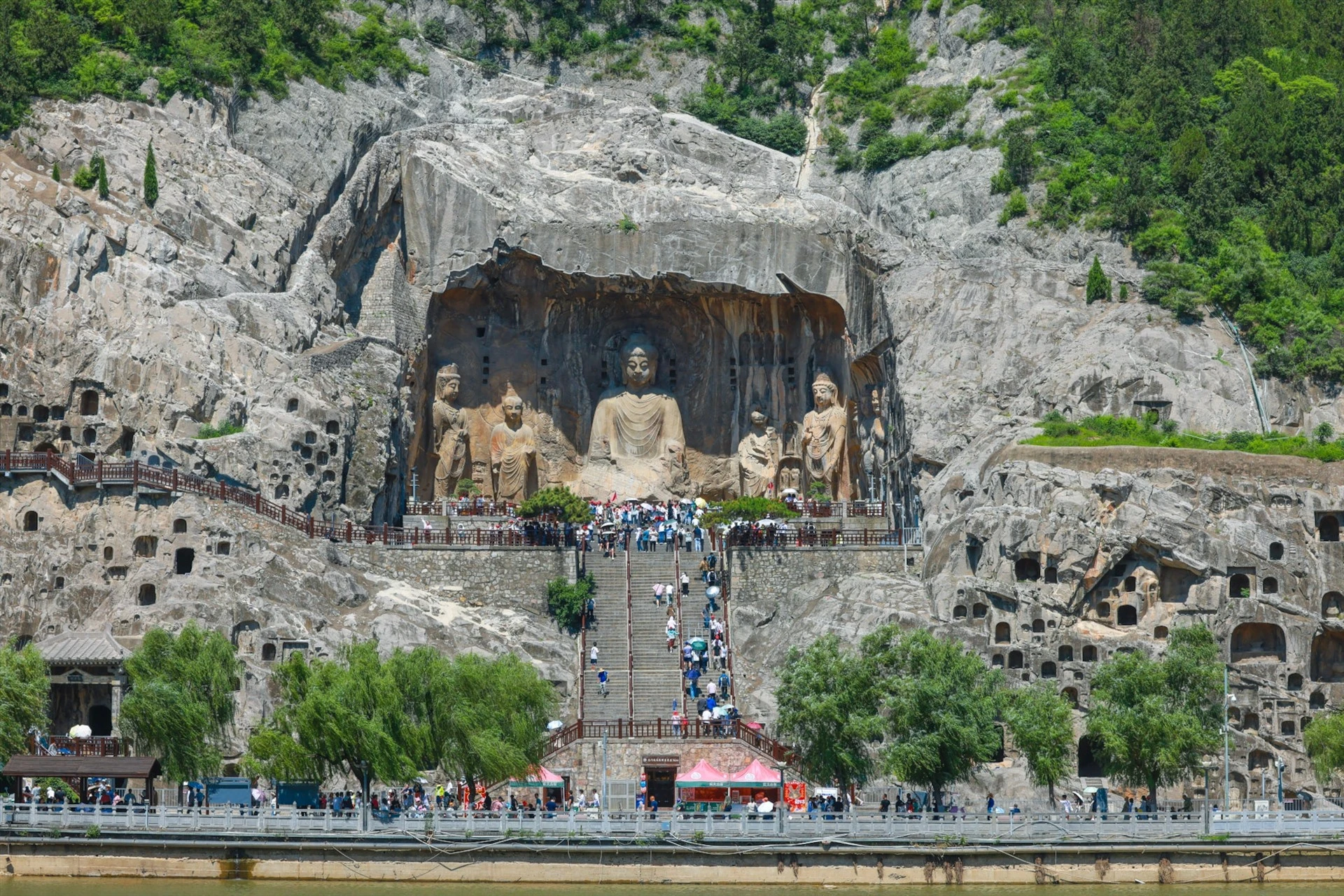 Hang đá Long Môn là quần thể kỳ quan Phật giáo