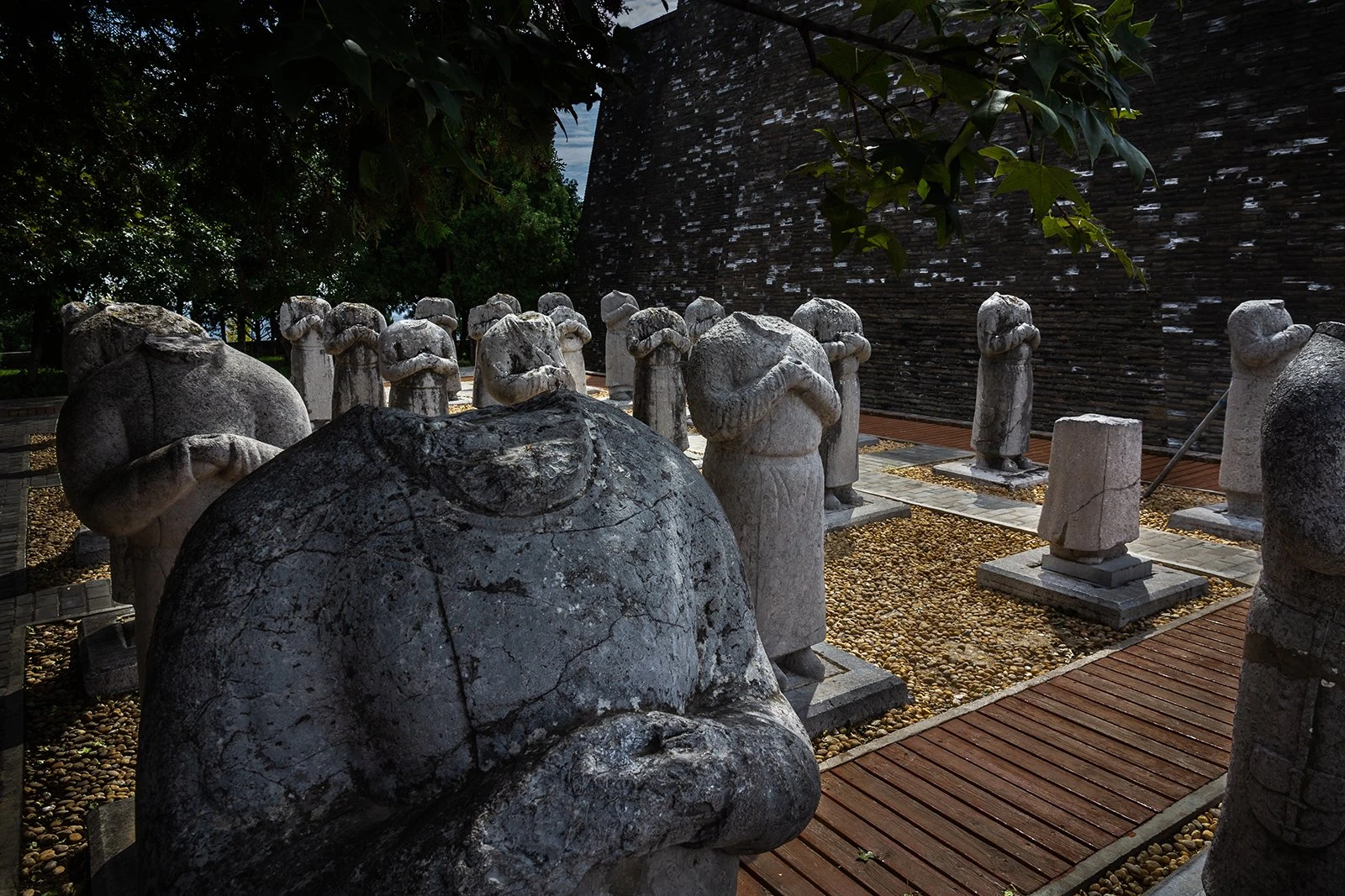 Tại sao 61 tượng đá trước lăng mộ Võ Tắc Thiên lại không có đầu?