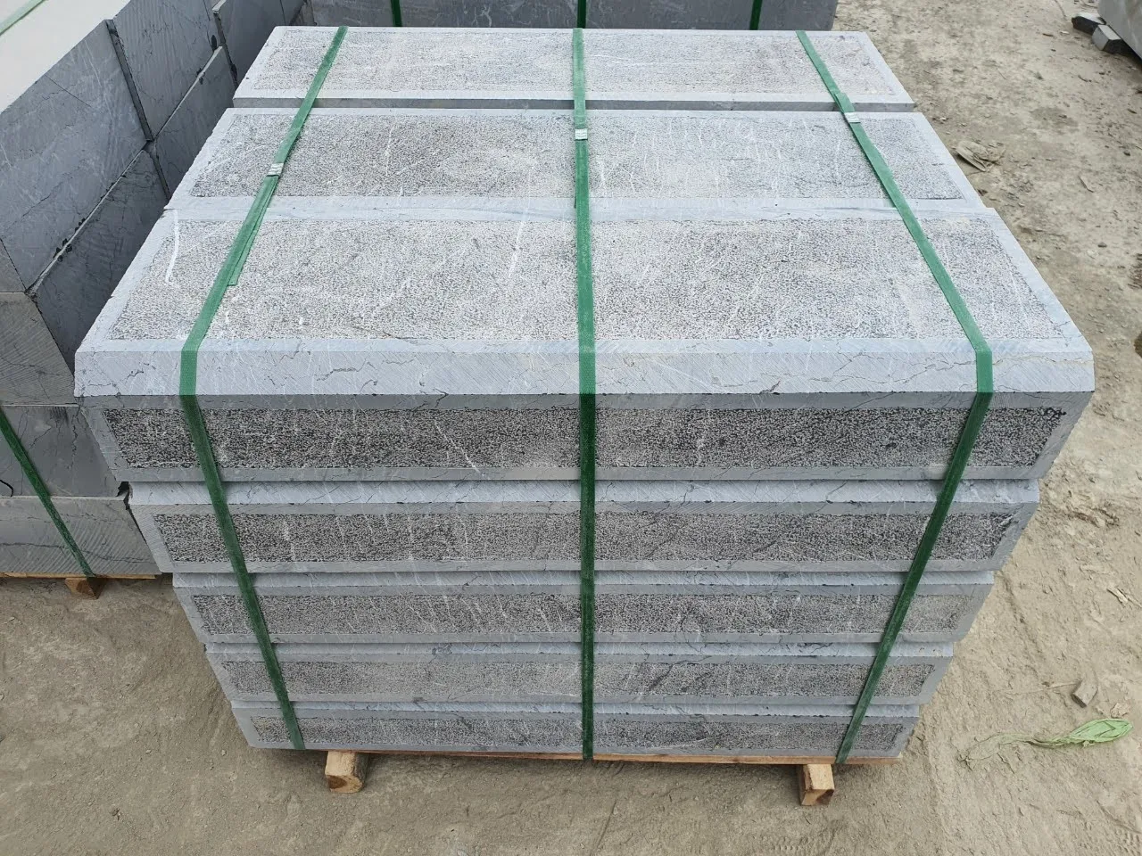 Đá bậc tam cấp băm trừ viền